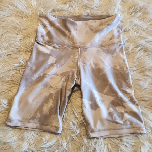 Reebok  Women's Tan biker Work Out Shorts Size M - Picture 1 of 8